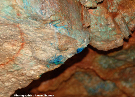 Mini-stalactites d'azurite, Cu3[(OH)(CO3)]2, débutant à peine leur croissance, ancienne mine de cuivre du Cap Garonne
