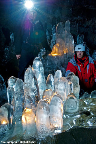 Gros plan sur des stalagmites de glace dans le tunnel de lave de Raufarhólshellir, Islande
