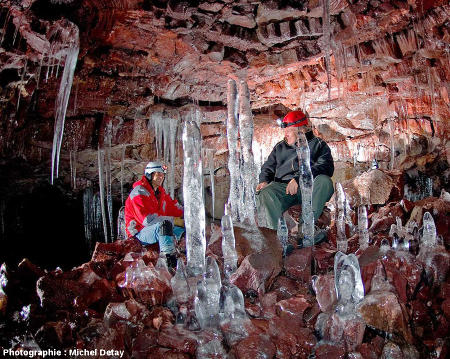 Éric Favory et Michel Detay dans le tunnel de lave d'Arnaker, Islande