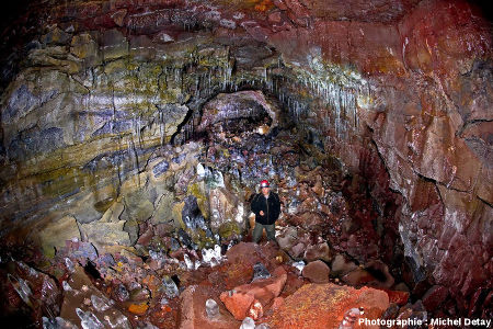 Michel Detay dans le tunnel de lave d'Arnaker, Islande