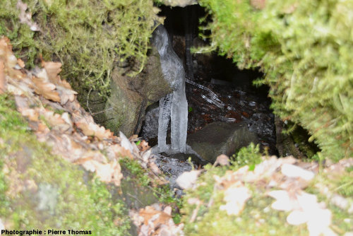 Gros plans sur les stalactites de glaces, cheire du Puy de Côme