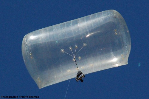 Gros plan sur le ballon à hélium de la société Air Tech Photo