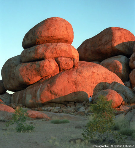 Un chaos granitique situé dans la "Devils Marbles Conservation Reserve" en Australie