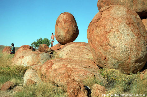 Un autre chaos granitique du même secteur, "Devils Marbles Conservation Reserve" en Australie