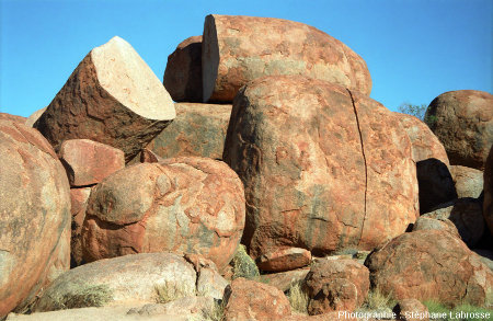 Un autre chaos granitique du même secteur, "Devils Marbles Conservation Reserve" en Australie