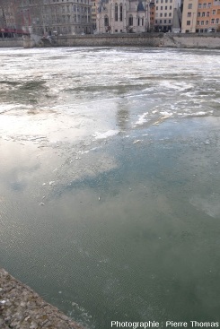 Une surface d'eau libre et immobile en cours de cristallisation, sur la Saône