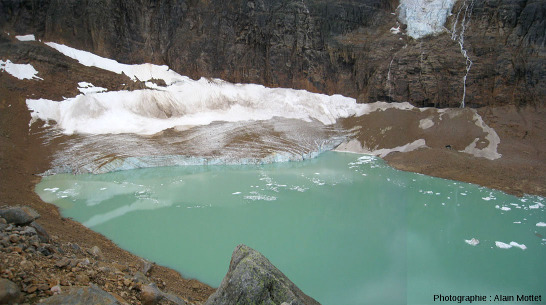 Vue générale du glacier de la face Nord du Mont Edith Cavell et du lac du même nom, Parc National de Jasper, Canada