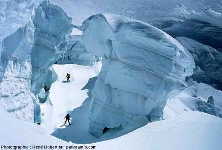 Skieurs dans l'une des multiples crevasses du glacier du Géant, Chamonix, Haute Savoie