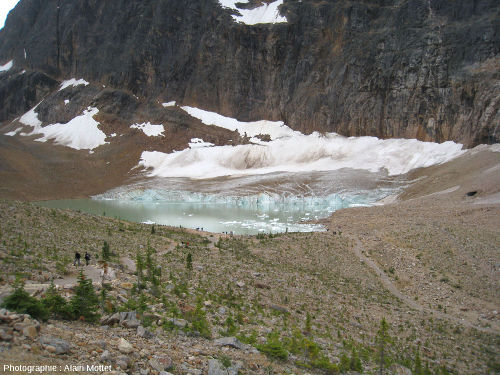 Vue générale sur le lac et le glacier Edith Cavell, Parc National de Jasper, Canada