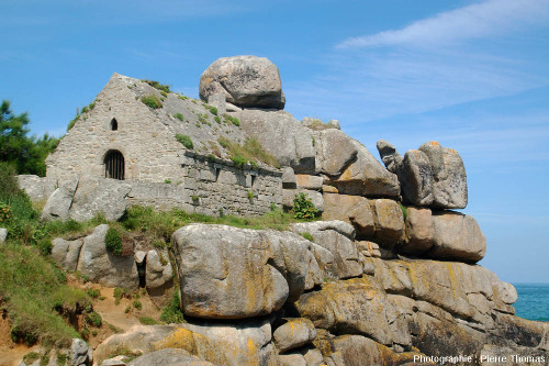La chapelle sur les rochers de Kerfissien (Finistère)