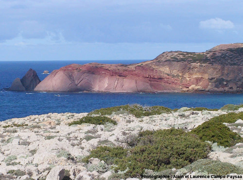 Vue générale de la discordance hercynienne visible sur une petite pointe, à 3 km au Nord du Cap Saint Vincent, Sagres, Portugal