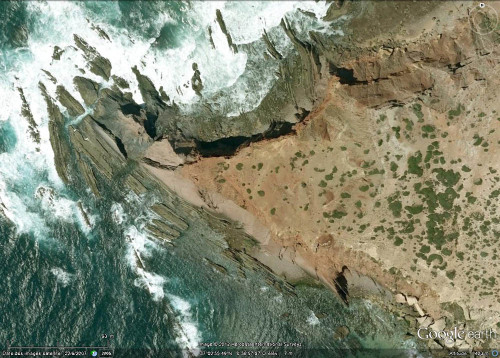 Vue verticale de la petite pointe où l'on voit bien la discordance hercynienne, Cap Saint Vincent, Sagres, Portugal