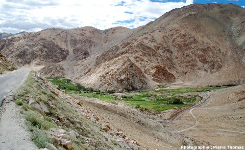 La vallée d'un petit affluent du haut Indus, sur la route du col de Chang La (Ladakh, Himalaya indien)
