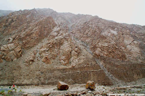 Paysage de la haute vallée de l'Indus montrant des montagnes granitiques