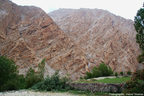 Réseau de diaclases inclinées et parallèles donnant une allure stratifiée à un granite de la haute vallée de l'Indus (Ladakh, Himalaya indien)