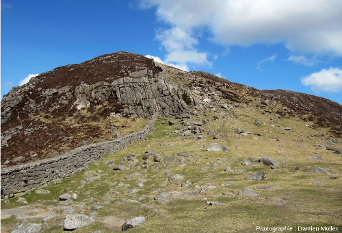 Réseau de diaclases sub-verticales et parallèles donnant une allure stratifiée à un granite du massif des Mourne Mountains (Irlande du Nord)