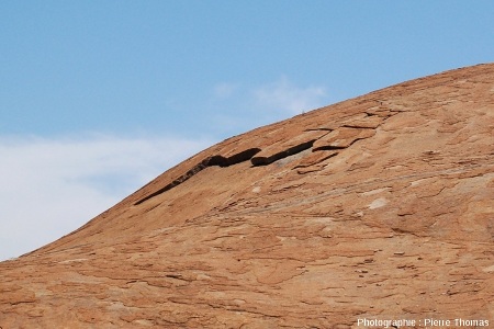 Desquamation en grand, vue sous un autre angle, à la surface de l'inselberg granitique des Three Sisters, Afrique du Sud