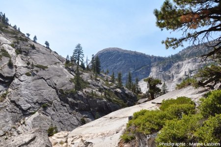 Dans le parc de Yosemite, des diaclases parallèles à la surface actuelle sont très nombreuses et visibles