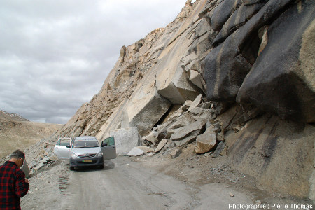 Route taillée à flanc de montagne dans le granite trans-himalayen, Ladakh (inde)