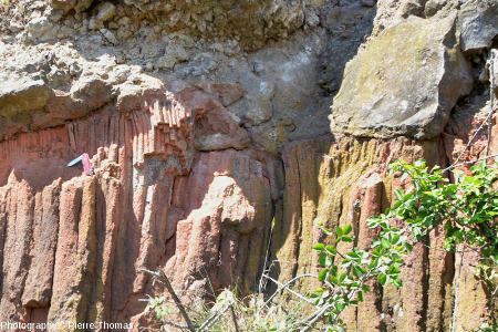 Base de la coulée de basalte sur son substratum d'argiles sableuses prismées, Marjallat (Haute Loire)