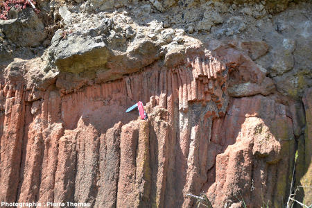 Base de la coulée de basalte sur son substratum d'argiles sableuses prismées, Marjallat (Haute Loire)