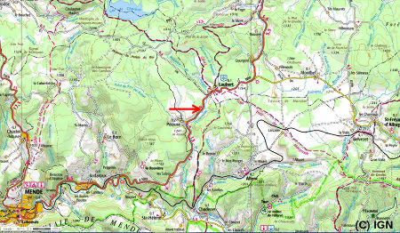 Localisation sur carte IGN de l'affleurement montrant la discordance hercynienne faillée (flèche rouge), à une douzaine de km au NE de Mende (Lozère)