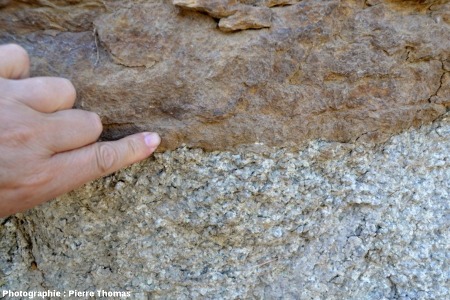 Gros plan sur la surface de discordance séparant le granite carbonifère terminal et la dolomie jurassique
