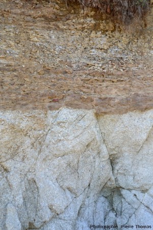 Vue sur le horst formé par deux failles conjuguées affectant granite, discordance et dolomie