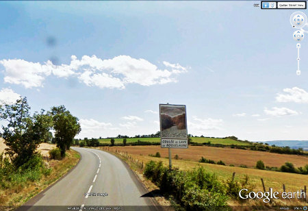 image "Google Street View" du panneau touristique annonçant la "coulée de lave de Roquelaure", panneau qui ne peut qu'inciter à faire un détour