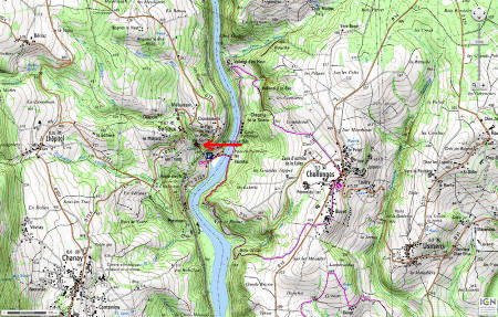 Carte topographique montrant le contexte morphologico-géologique du Pain de Sucre (flèche rouge) de Pyrimont (Ain)