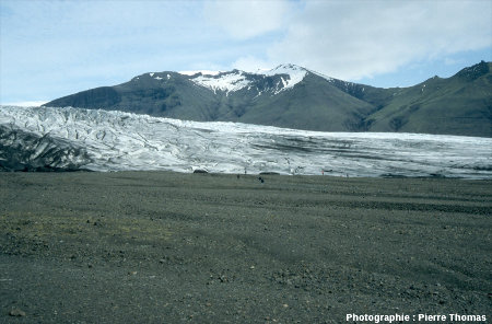 Grande plaine de galets déposés par les torrents sous-glaciaires sortant d'une langue terminale du Vatnajökull (Islande)