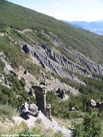 Les badlands et les cheminées de fée de la rive gauche du torrent de Théus, Hautes Alpes