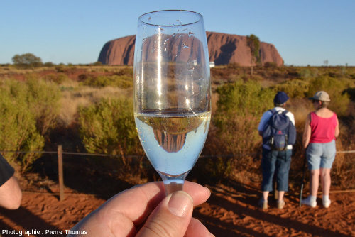 Uluru vu à travers un verre de champagne (australien)