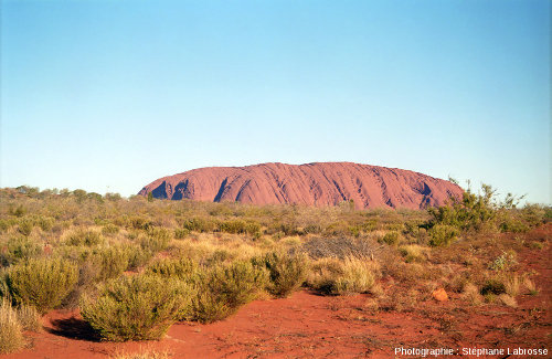 Uluru vu depuis l'Est durant la matinée