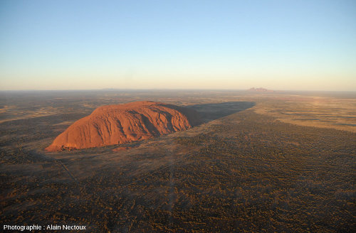Vue d'hélicoptère montrant la face Nord-Nord-Est (au soleil) d'Uluru