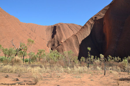 L'entrée d'une vallée située sur le flanc Sud-Est d'Uluru