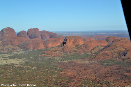 Les Kata Tjuta vus d'hélicoptère depuis le Sud Est (l'Ouest est à gauche), Australie centrale
