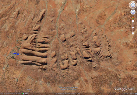 Vue verticale montrant le réseau de diaclases évidées qui fractionne l'ensemble rocheux des Kata Tjuta, 7 x 3,5 km, en 36 dômes-inselbergs isolés