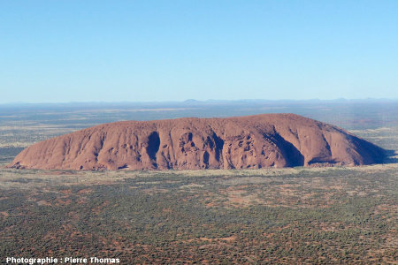 Vues "éloignées", par hélicoptère, des taffonis de la face NE d'Uluru, Australie
