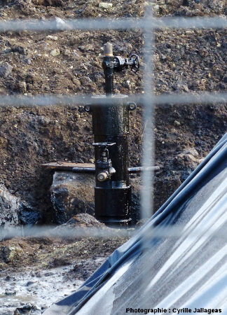 Tête de forage à deux vannes mise en place sur l'ancien puits pour stopper l'émission de pétrole