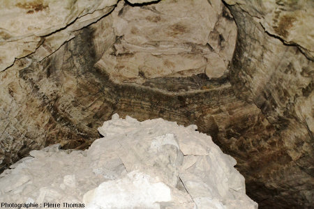 Tas de déblais juste en dessous d'une cloche de fontis, carrière souterraine de Romagnat (Puy de Dôme)
