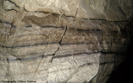 Zoom sur une ouverture d'une fissure près du plafond d'une des galeries des carrières de Romagnat (Puy de Dôme)