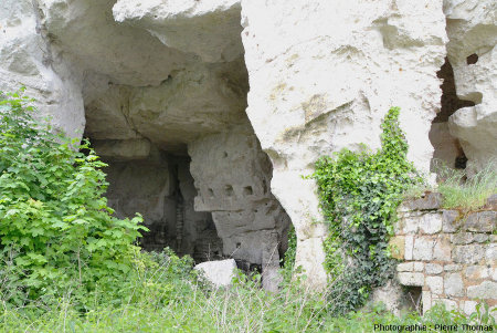 Ancienne cavité troglodytique laissée complètement à l'abandon sur la rive gauche de la Loire entre Montsoreau et Saumur (Maine et Loire)