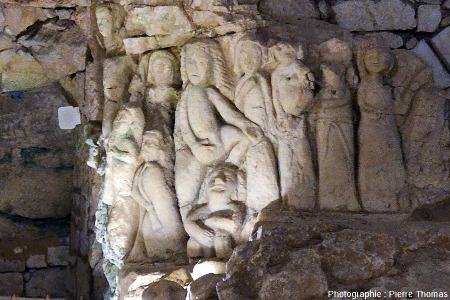 Scène coquine sculptée dans de la craie tuffeau au XVIème siècle, « Cave aux sculptures », Dénézé-sous-Doué, Maine et Loire