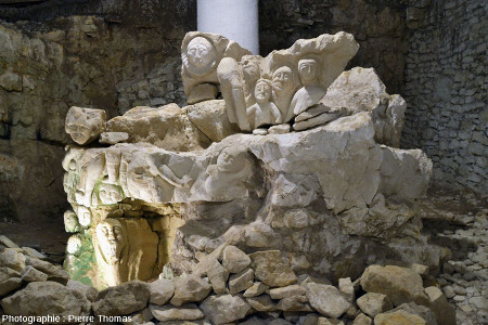 Attaque différentielle du "salpêtre" sur une "bosse" au centre de la « Cave aux sculptures », Dénézé-sous-Doué, Maine et Loire