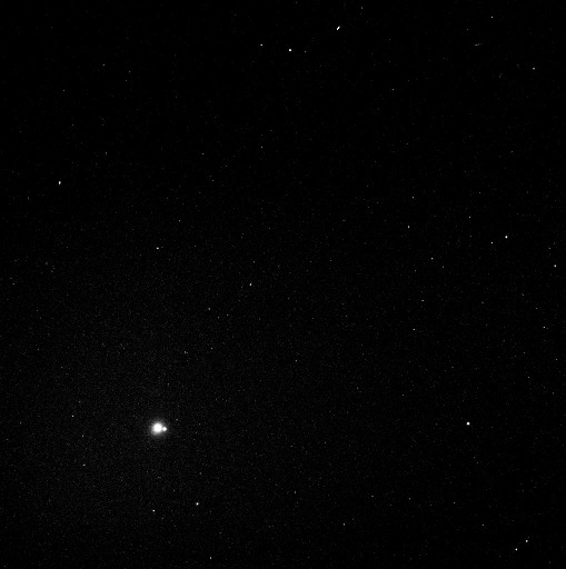 La Terre et la Lune photographiées le 6 mai 2010 sur fond de ciel étoilé vues depuis Messenger en orbite du Soleil, peu de temps avant sa mise en orbite autour de Mercure
