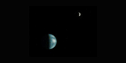 Quartiers de Terre et de Lune vus avec un téléobjectif puissant par la sonde Mars Global Surveyor depuis une orbite martienne