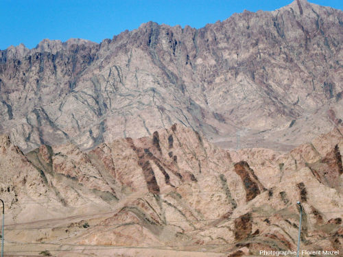 Réseaux de dykes noirâtres et rougeâtres en bordure de route, à une dizaine de kilomètres à l'Est d'Aqaba (Jordanie)
