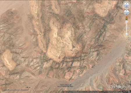 Vue verticale d'une autre colline du secteur Est d'Aqaba (Jordanie)