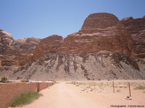 Vue globale de grès horizontaux recouvrant en discordance un socle injecté de dykes E-O, désert de Wadi Rum, Jordanie